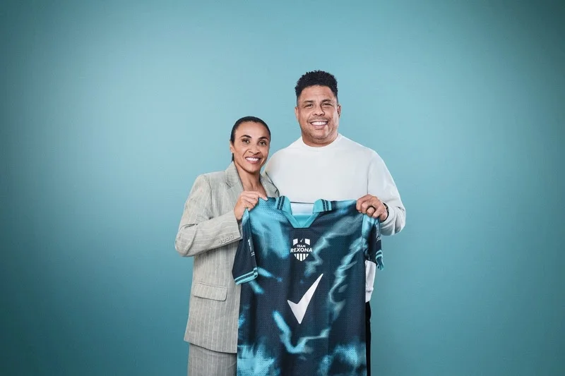 Marta e Ronaldo se encontram em ação de Rexona que celebra jornada rumo à Copa do Mundo Feminina da FIFA 2027™