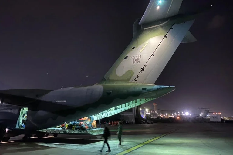 Ajuda a Venezuela: Brasil envia terceiro voo humanitário com medicamentos e insumos médicos Esta é a terceira aeronave da FAB que decola rumo ao país para colaborar nos esforços de busca e salvamento das vítimas do terremoto