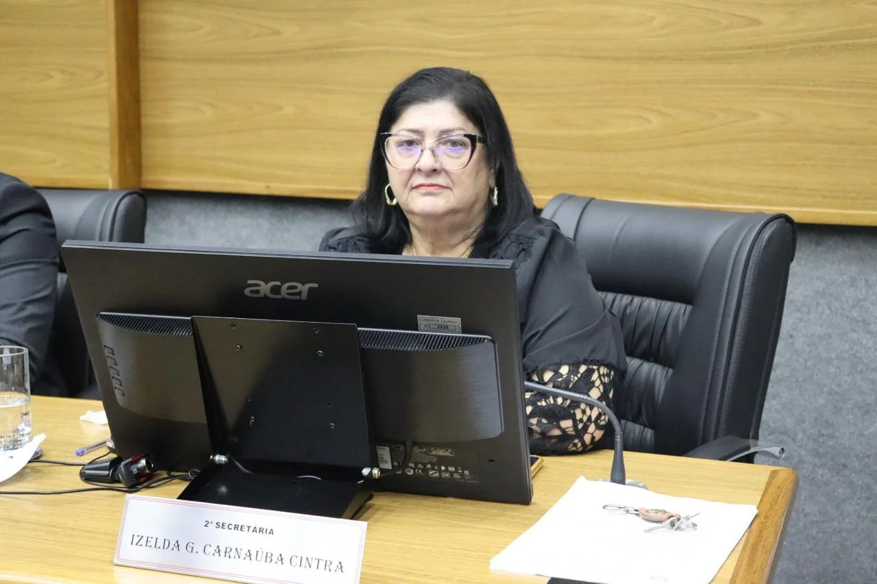 Vereadora Izelda apresenta Moção de Apelo para canalização de córrego próximo à escola municipal Emeb Vereador Realino da Costa Pinto Filho.
