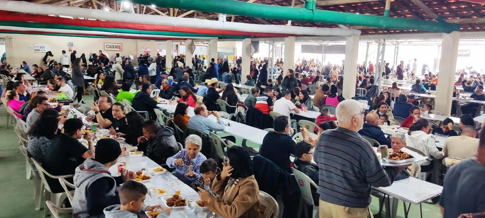 Frango crocante, polenta irresistível e toneladas de sabor: gastronomia é uma das grandes atrações da Festa do Morango de Jarinu e Atibaia